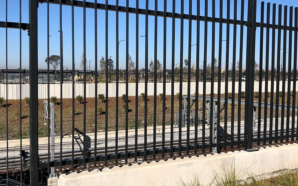 Metal slat privacy fence system for commercial use